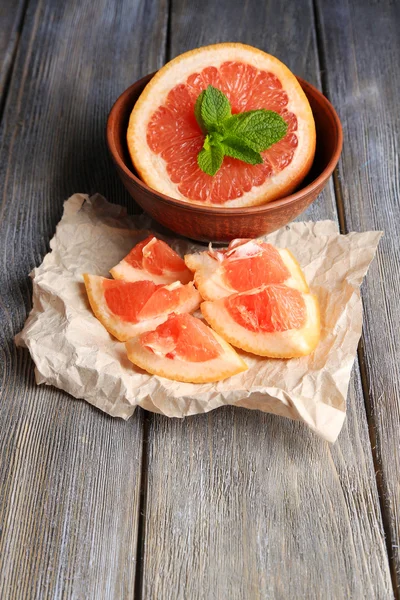 Část zralých grapefruitů v misce — Stock fotografie