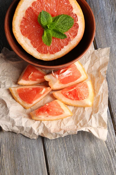 Část zralých grapefruitů v misce — Stock fotografie