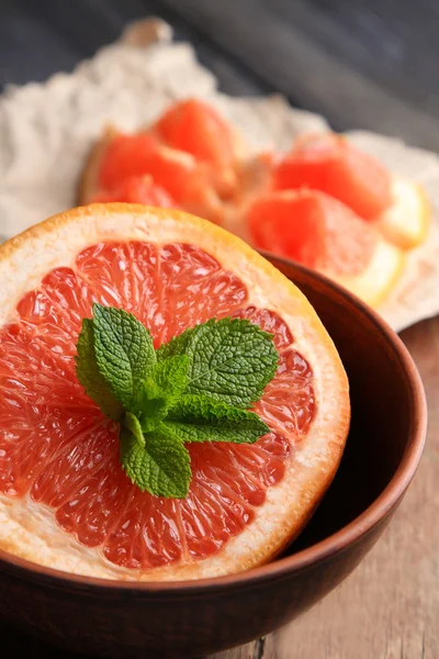 Del av mogen grapefrukt i skål — Stockfoto