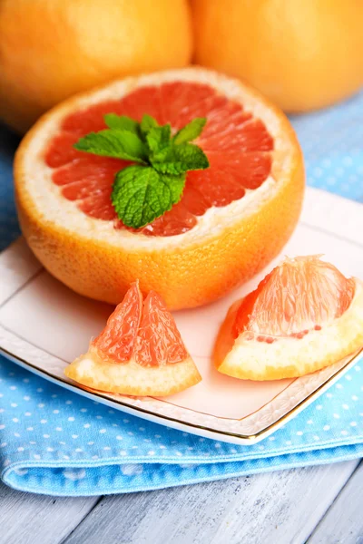 Rijp grapefruits op plaat — Stockfoto