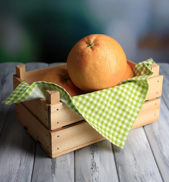 Zralých grapefruitů v poli, na dřevěný stůl, na světlé pozadí — Stock fotografie
