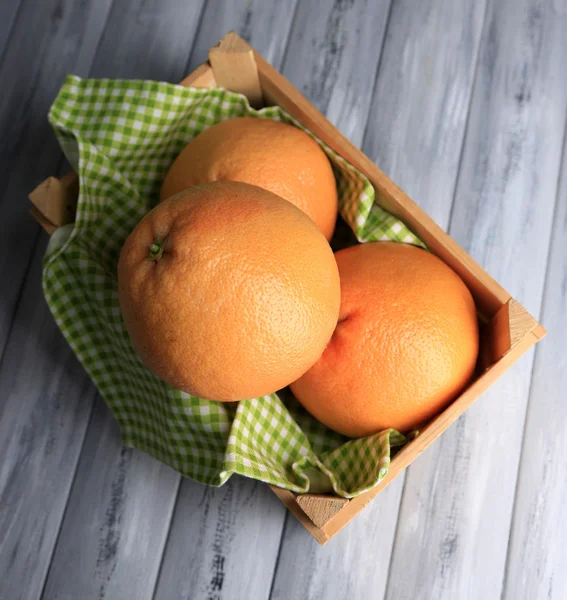 Mogen grapefrukt i trälåda — Stockfoto