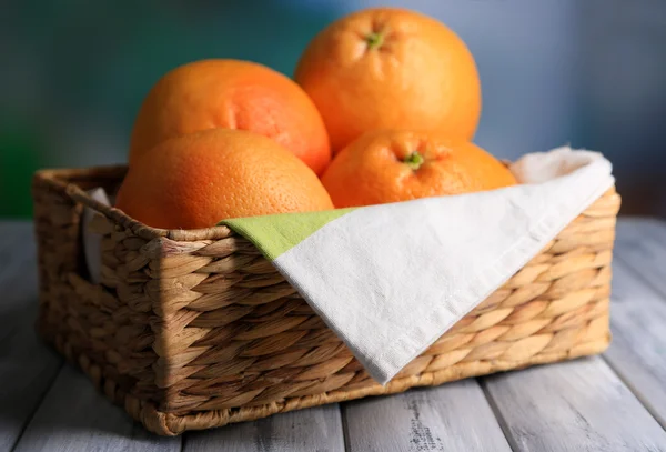 Ripe grapefruits in wicker basket — Stock Photo, Image