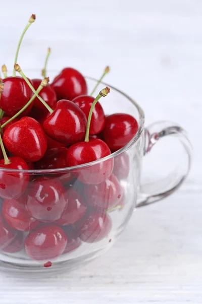 Sweet cherries in mug — Stock Photo, Image