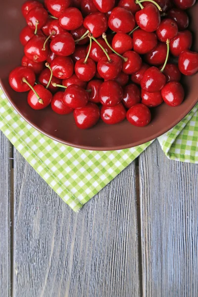 Cerises douces sur assiette — Photo