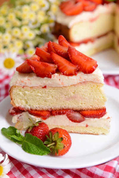 Delicious biscuit cake with strawberries — Stock Photo, Image