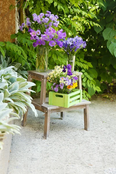 Decorazione del giardino con fiori di campo — Foto Stock