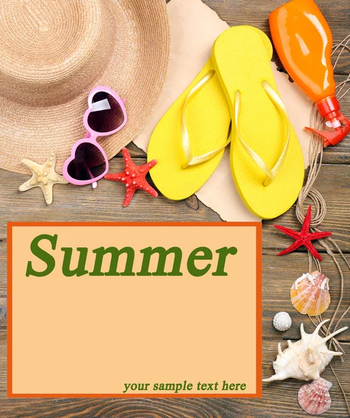 Paar zomer items op houten achtergrond — Stockfoto