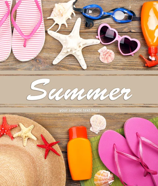 Paar zomer items op houten achtergrond — Stockfoto