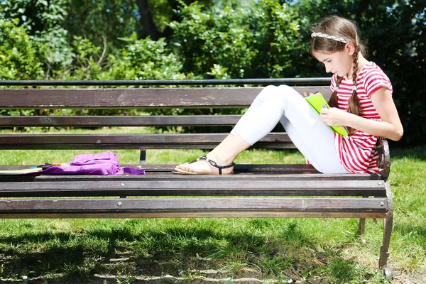Girl drawing in park — Stock Photo, Image
