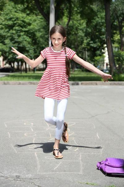 Menina jogando Hopscotch — Fotografia de Stock
