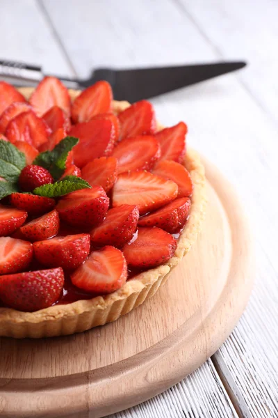 Torta de morango na bandeja de madeira — Fotografia de Stock