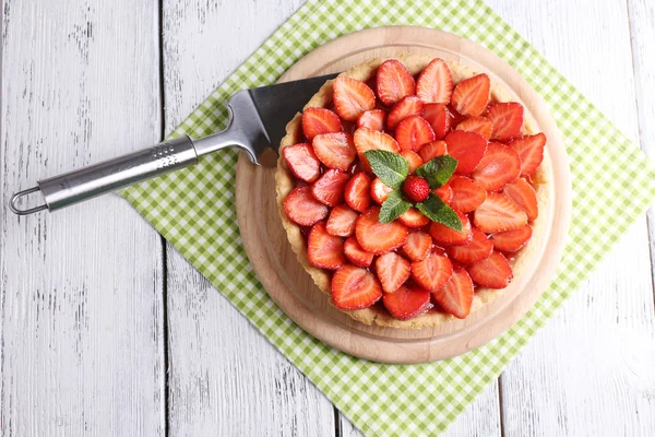 Tarta de fresa en bandeja de madera —  Fotos de Stock