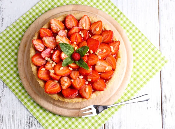 Tarte aux fraises sur plateau en bois — Photo