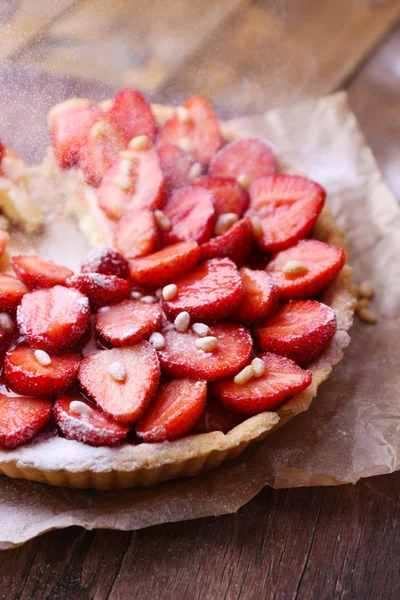 Crostata di fragole su vassoio di legno — Foto Stock