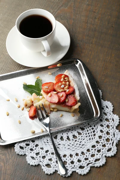 Pedaço de torta de morango na bandeja — Fotografia de Stock