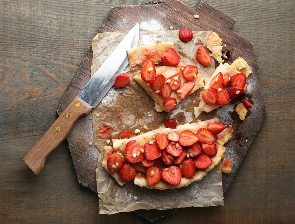 Stroberi tart pada baki kayu — Stok Foto