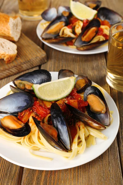 Tasty noodles with mussels — Stock Photo, Image