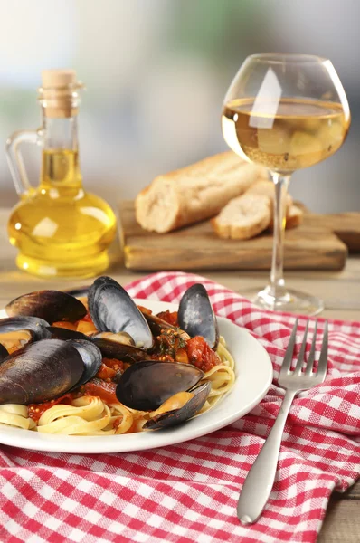 Tasty noodles with mussels — Stock Photo, Image