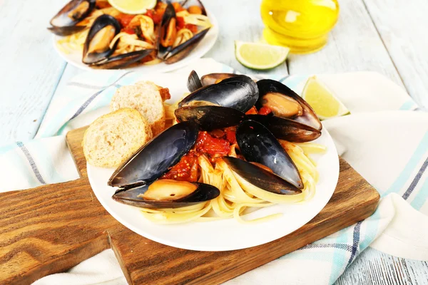 Tasty noodles with mussels — Stock Photo, Image