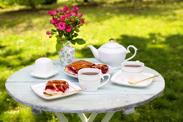 Mesa de café com xícaras de chá — Fotografia de Stock