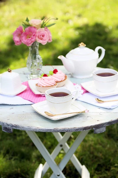 Mesa de centro con tazas de té — Foto de Stock