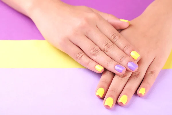 Vrouwelijke hand met stijlvolle nagels — Stockfoto