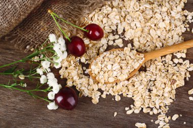 Ahşap masa dağınık yulaf ezmesi