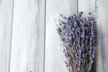 Ahşap arka planda lavanta çiçekleri
