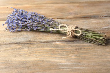 Ahşap arka planda lavanta çiçekleri