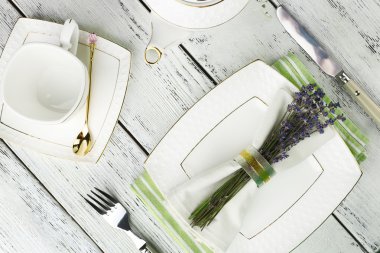 Lavanta çiçekleri ile yemek masası ayarı