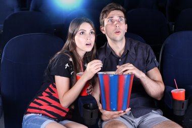 Çift izlerken film sinemada
