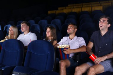 Sinemada film izleyen insanlar