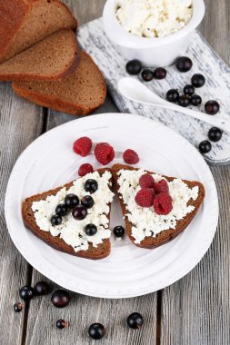 süzme peynir ve çilek ekmek