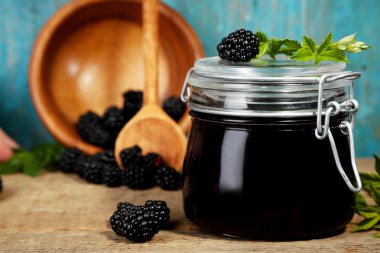 lezzetli böğürtlen reçeli ve taze meyveler, ahşap tablo