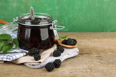 lezzetli böğürtlen reçeli ve taze meyveler, ahşap tablo