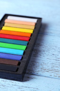 kutusunda ahşap arka plan üzerinde renkli tebeşir pastel