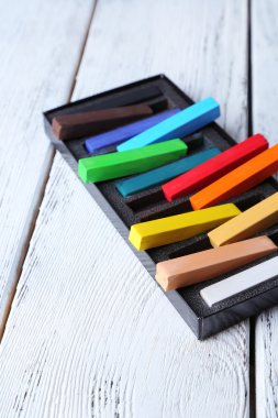 kutusunda ahşap arka plan üzerinde renkli tebeşir pastel