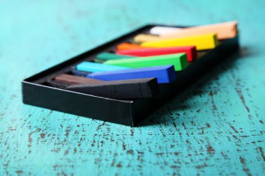 kutusunda renk ahşap arka plan üzerinde renkli tebeşir pastel