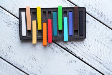 kutusunda ahşap arka plan üzerinde renkli tebeşir pastel