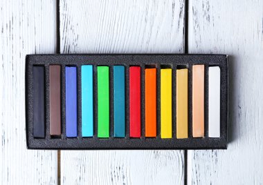 kutusunda ahşap arka plan üzerinde renkli tebeşir pastel