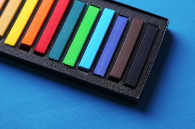 kutusunda renk ahşap arka plan üzerinde renkli tebeşir pastel