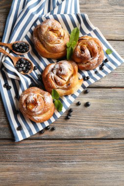 Tablo yakın çekim üzerinde meyveleri ile lezzetli çörekler