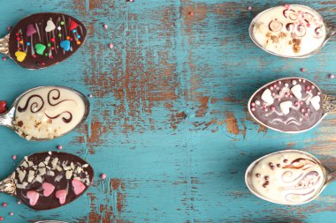 eski mavi ahşap masa parti için lezzetli çikolata ile kaşık