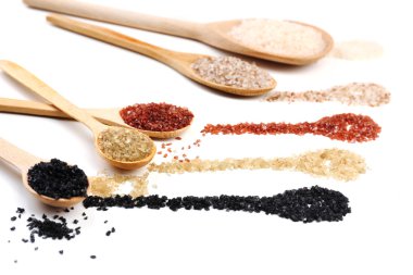 tahta kaşıklar, farklı deniz tuzu yakın çekim