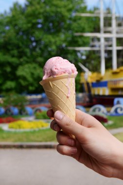 Dondurma elimde.
