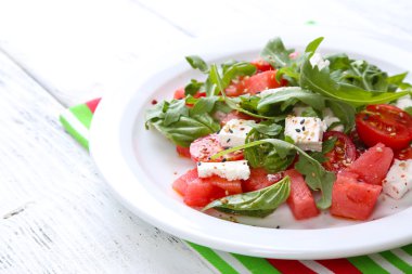 Karpuz ve peynir ile domates salatası
