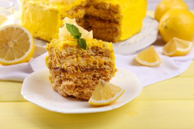 ahşap masa üstünde lezzetli limon tatlısı