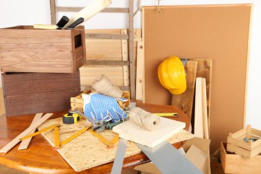 atölyede çalışan araçlar