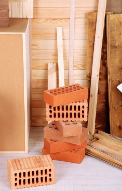 atölyede çalışan araçlar